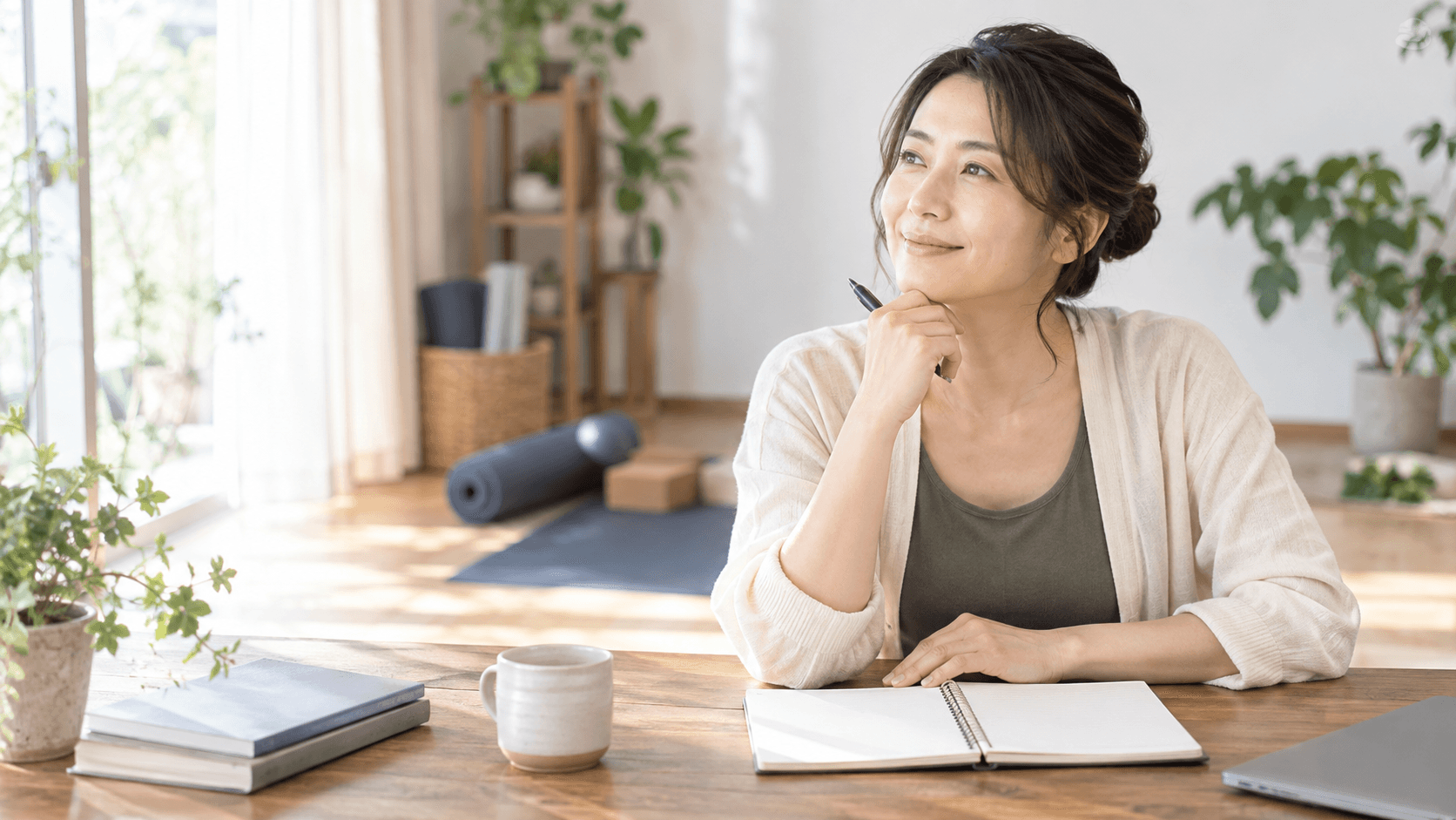 自宅でヨガ資格の学習計画を考える女性
