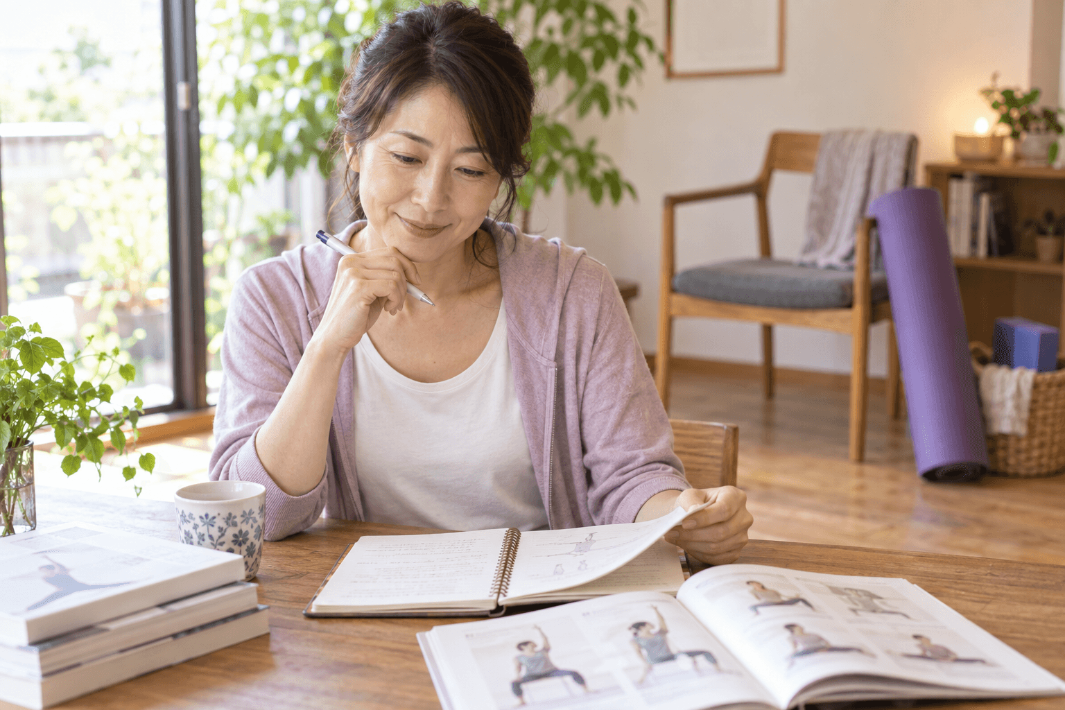 シニア向けヨガの学び方をノートに整理する女性