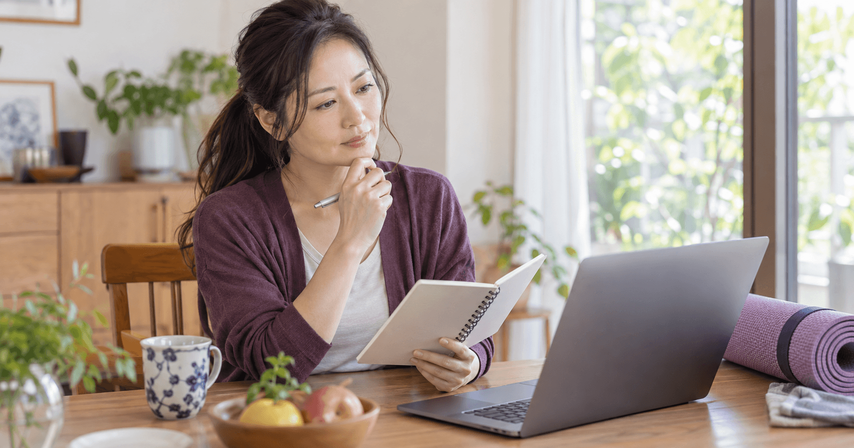 自宅でヨガ講座を比較する成人のイメージ